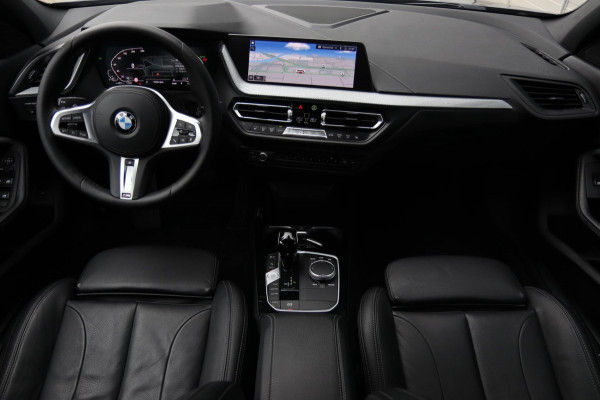 BMW 1-serie 120i / KEYLESS / LIVE COCKPIT / LEDER / DODEHOEK / CARPLAY / SFEERVERLICHTING