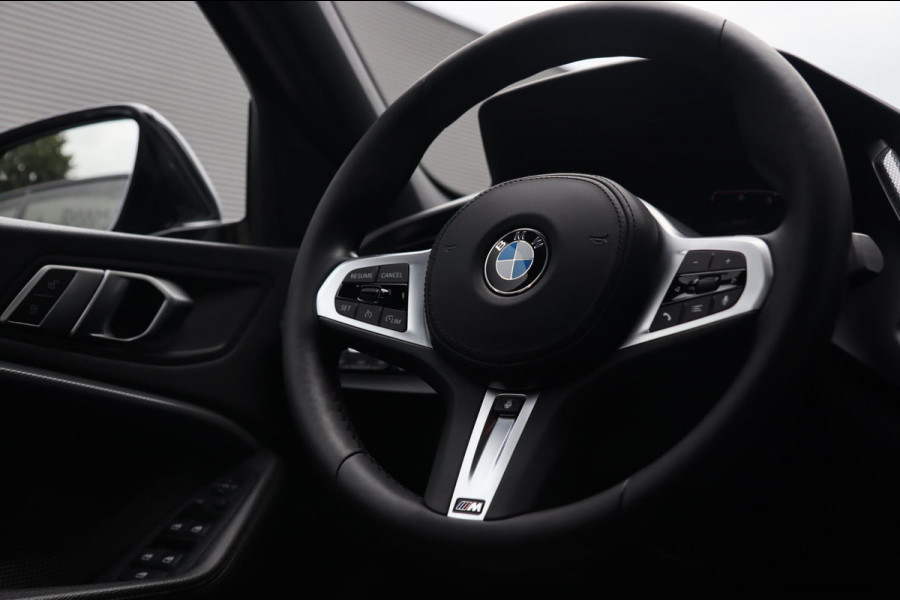 BMW 1-serie 120i / KEYLESS / LIVE COCKPIT / LEDER / DODEHOEK / CARPLAY / SFEERVERLICHTING