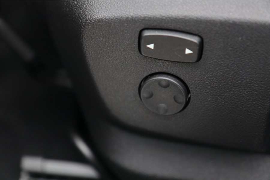 BMW 1-serie 120i / KEYLESS / LIVE COCKPIT / LEDER / DODEHOEK / CARPLAY / SFEERVERLICHTING