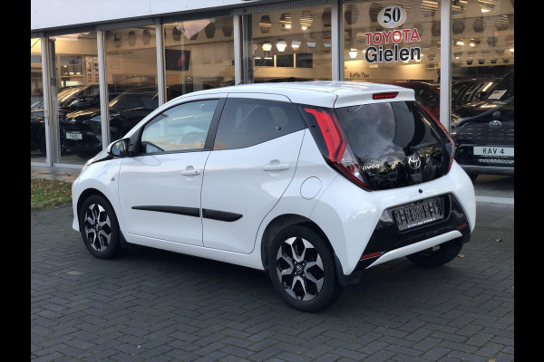 Toyota Aygo 1.0 VVT-i X-Joy | Eerste eigenaar, Lichtmetalen velgen, CarPlay, Privacy glass, Climate control, Parkeercamera, Weinig KM!