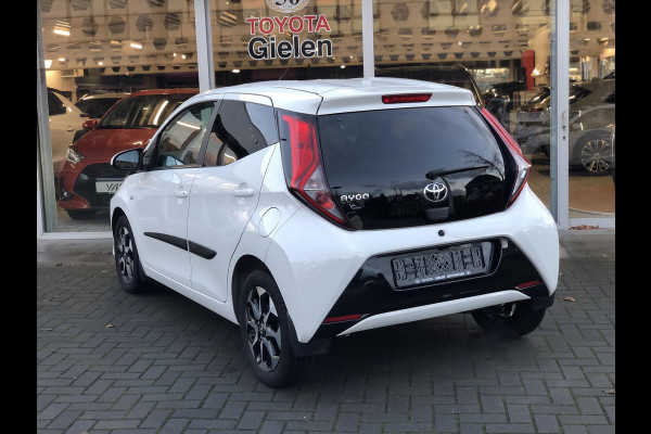 Toyota Aygo 1.0 VVT-i X-Joy | Eerste eigenaar, Lichtmetalen velgen, CarPlay, Privacy glass, Climate control, Parkeercamera, Weinig KM!