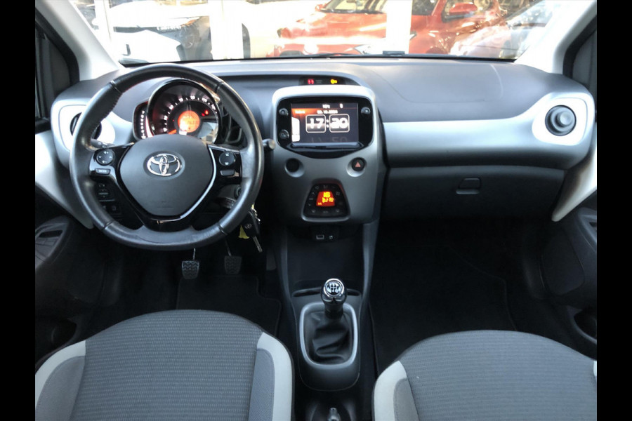 Toyota Aygo 1.0 VVT-i X-Joy | Eerste eigenaar, Lichtmetalen velgen, CarPlay, Privacy glass, Climate control, Parkeercamera, Weinig KM!