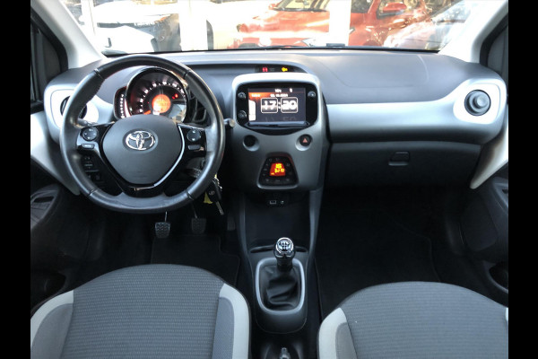 Toyota Aygo 1.0 VVT-i X-Joy | Eerste eigenaar, Lichtmetalen velgen, CarPlay, Privacy glass, Climate control, Parkeercamera, Weinig KM!