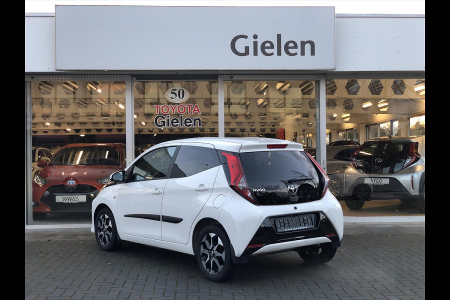 Toyota Aygo 1.0 VVT-i X-Joy | Eerste eigenaar, Lichtmetalen velgen, CarPlay, Privacy glass, Climate control, Parkeercamera, Weinig KM!