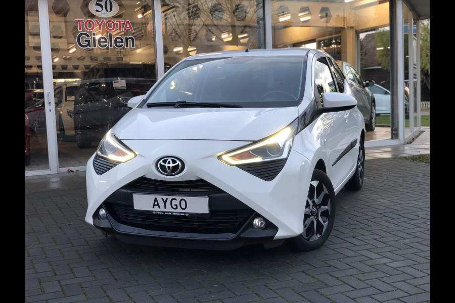 Toyota Aygo 1.0 VVT-i X-Joy | Eerste eigenaar, Lichtmetalen velgen, CarPlay, Privacy glass, Climate control, Parkeercamera, Weinig KM!