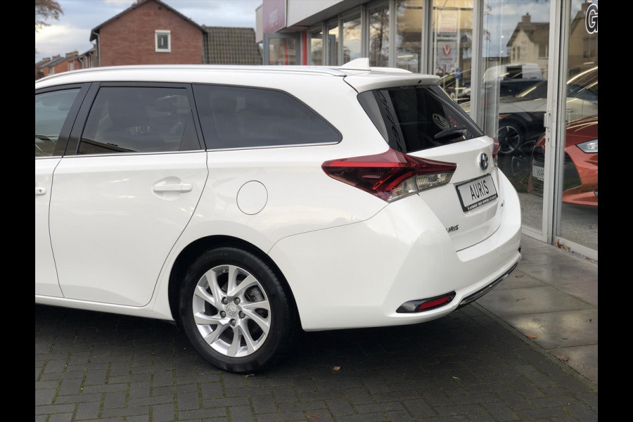 Toyota Auris Touring Sports 1.8 Hybrid Dynamic | Navigatie, Cruise control, Stoelverwarming, Lichtmetalen velgen, Climate control