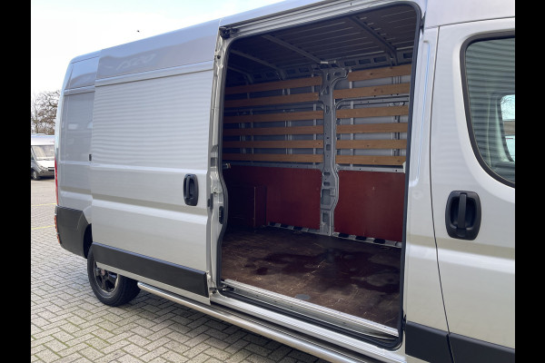 Fiat Ducato 33 2.3 MultiJet L3H2 Luxury Pro met Dhollandia laadklep! / rijklaar € 21.950 ex btw / lease vanaf € 392 / cruise en climate control / zilver metallic / 81.475 km NAP!