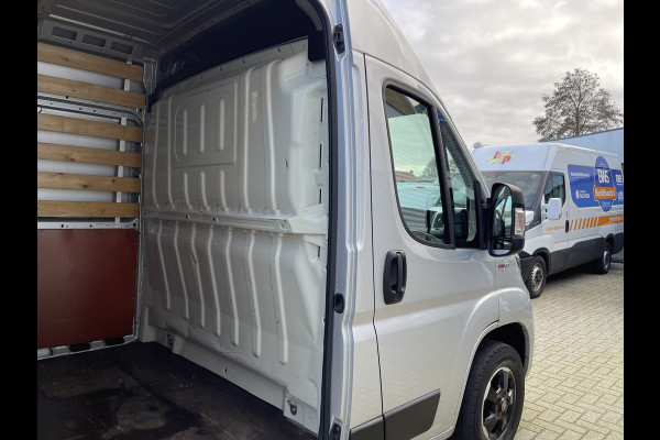 Fiat Ducato 33 2.3 MultiJet L3H2 Luxury Pro met Dhollandia laadklep! / rijklaar € 21.950 ex btw / lease vanaf € 392 / cruise en climate control / zilver metallic / 81.475 km NAP!