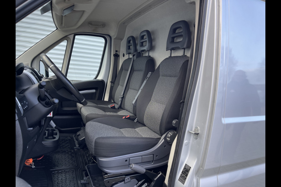 Fiat Ducato 33 2.3 MultiJet L3H2 Luxury Pro met Dhollandia laadklep! / rijklaar € 21.950 ex btw / lease vanaf € 392 / cruise en climate control / zilver metallic / 81.475 km NAP!