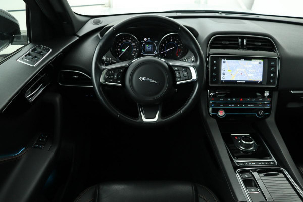 Jaguar F-Pace 2.0 25t AWD | Panoramadak | Leder | Stoel & stuurverwarming | Trekhaak | Camera | Xenon | Navigatie | Memory | 20'' | Achterbankverwarming