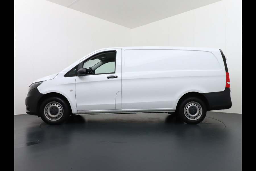 Mercedes-Benz Vito 116CDI 164PK Lang Trekhaak Airco Navi Camera Pdc Cruise Control Bluetooth Regen-Lichtsensor Aanhanger-Assist Schuifdeur Betonplex Vloer Wandaftimmering Achterdeuren Tussenwand 380NM Koppel 1e Eigenaar Euro 6 Zeer Compleet