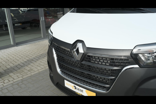 Renault Master T35 2.3 dCi 135 L2H2 Comfort | Direct Leverbaar | Navigatie | Parkeersensoren | Airco | Cruise Control | Vloerplaat In Laadruimte