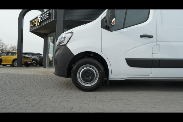 Renault Master T35 2.3 dCi 135 L2H2 Comfort | Direct Leverbaar | Navigatie | Parkeersensoren | Airco | Cruise Control | Vloerplaat In Laadruimte