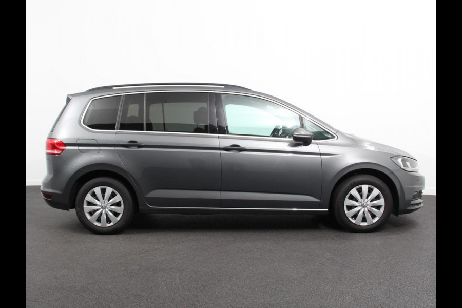 Volkswagen Touran 1.5 TSI DSG Comfortline 7p | Navigatie d.m.v. Apple Carplay/Android Auto | Climate Control | Camera | Parkeersensoren | Adaptive Cruise Control | Stoel-en stuurverwarming | Elektrische achterklep | Getinte ramen | Trekhaak |