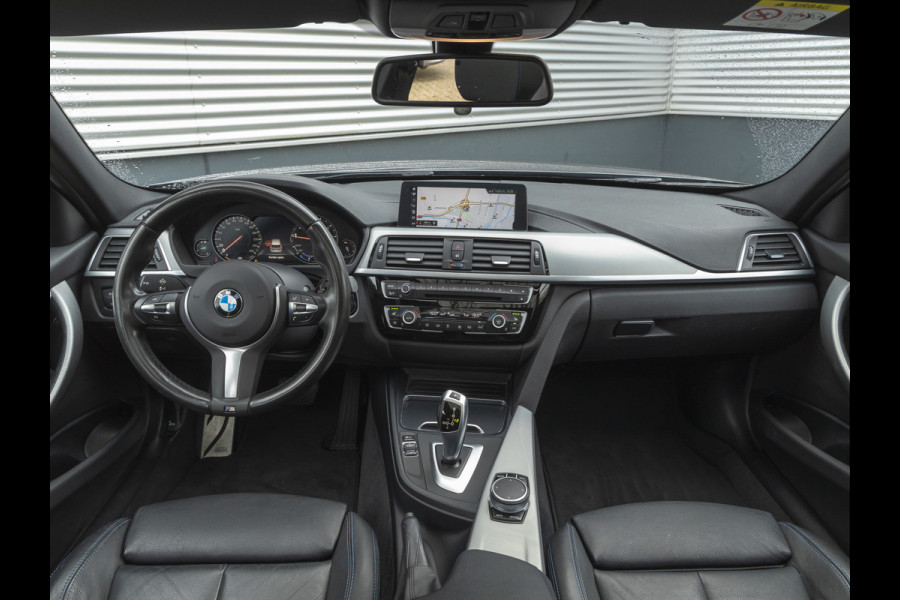 BMW 3 Serie Touring 318i M-Sport Shadow - Pano - Trekhaak - Navi Prof - LED