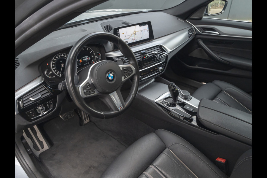 BMW 5 Serie Touring 530i xDrive M-Sport - Pano - Harman Kardon - Trekhaak - Comfortzetels