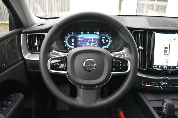 Volvo XC60 Recharge T6 AWD Ultimate Dark | 2250 kg trekgewicht | 360 camera | Head-up display | Trekhaak semi elektrisch |