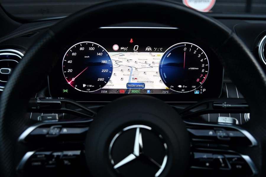 Mercedes-Benz C-Klasse 300 e AMG Plug-in. BTW, Pano, Memory, Distro+, Camera, Dodeh, Sfeer, CarPlay!