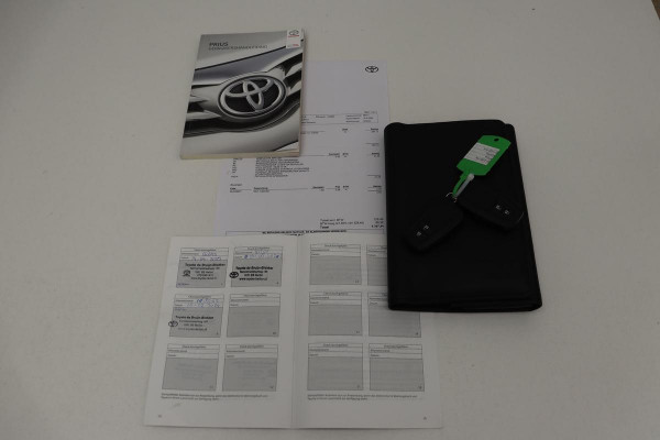 Toyota Prius 1.8 Dynamic | Stoelverwarming | Trekhaak | Adaptive cruise | Camera | Head-Up | Full LED | Navigatie | Keyless | Climate control