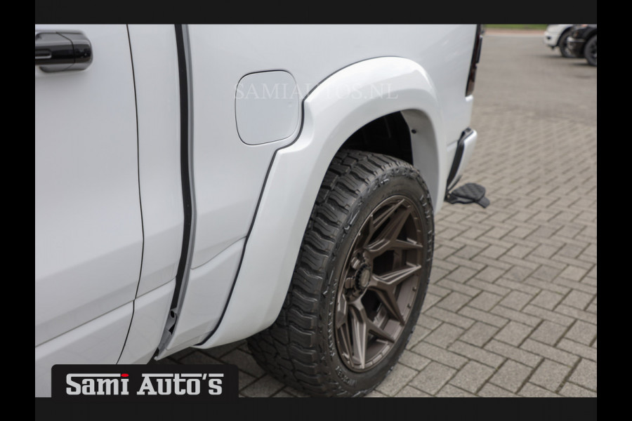 Dodge Ram 1500 ALL-IN PRIJS | HULK PACK | 5.7 V8 HEMI 4x4 | LARAMIE NIGHT EDITION | PRIJS MET LPG EN GARANTIE EN DIKKE WIELEN EN WIDEBODY | DUBBELE CABINE | 5 PERSOONS | VOORRAAD NR 2015 - 4725 | DIRECT BESCHIKBAAR |