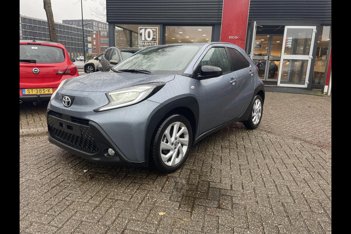 Toyota Aygo X 1.0 VVT-i MT first