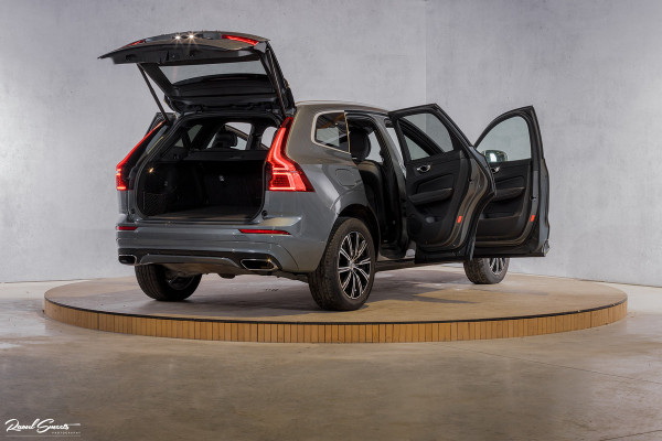 Volvo XC60 2.0 T5 AWD R-Design | Zwenkbare trekhaak | Apple Carplay |