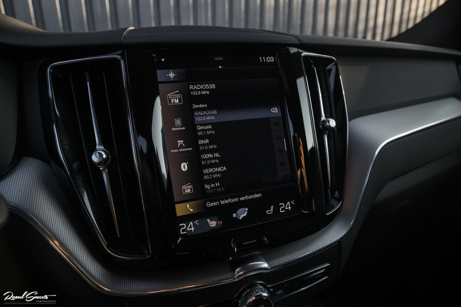 Volvo XC60 2.0 T5 AWD R-Design | Zwenkbare trekhaak | Apple Carplay |