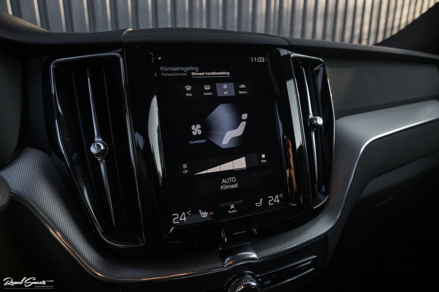 Volvo XC60 2.0 T5 AWD R-Design | Zwenkbare trekhaak | Apple Carplay |