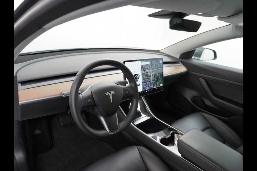 Tesla Model 3 SR+ 60kWh 325PK 19"Lmv AutoPilot Premium-Luidsprekers Leder PanoDak Adaptive Cruise Camera's Elektr.-Stuur+Stoelen+Spiegels+Gehe Ecc Navigatiesysteem Full Map LED Comfortstoelen ACC Ecc DAB Voorverwarmen interieur via App Keyless One-Pedal-Drive Origineel Nederlandse auto, 1e eigenaar