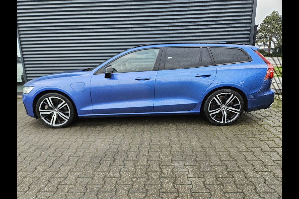 Volvo V60 T8 Recharge AWD R-Design Plug In Hybrid PHEV | Panodak | Trekhaak af Fabriek | Adaptive Cruise | Lederen Sportstoelen Memory | Harman Kardon | 360 Camera | BLIS |