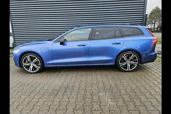 Volvo V60 T8 Recharge AWD R-Design Plug In Hybrid PHEV | Panodak | Trekhaak af Fabriek | Adaptive Cruise | Lederen Sportstoelen Memory | Harman Kardon | 360 Camera | BLIS |