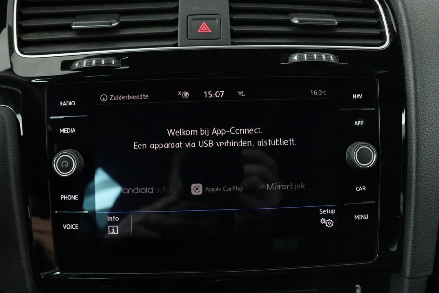 Volkswagen Golf 1.6 TDI R-line | Trekhaak | Adaptive cruise | Full LED | Carplay | Sportstoelen | Navigatie | Active Info | PDC | Climate control