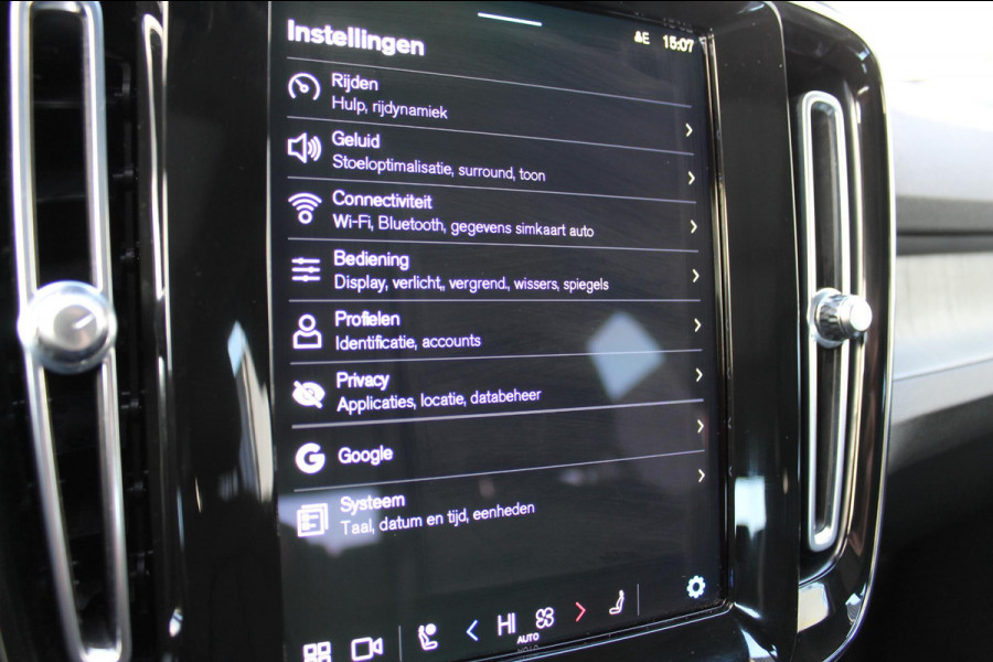 Volvo XC40 B3 Plus Bright Harman kardon Audio installatie / Google infotainment / Panoramisch schuif-kanteldak / Apple carplay / Achteruitrij camera + 360 graden parkeercamera /