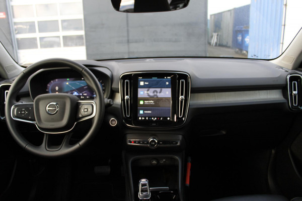 Volvo XC40 B3 Plus Bright Harman kardon Audio installatie / Google infotainment / Panoramisch schuif-kanteldak / Apple carplay / Achteruitrij camera + 360 graden parkeercamera /