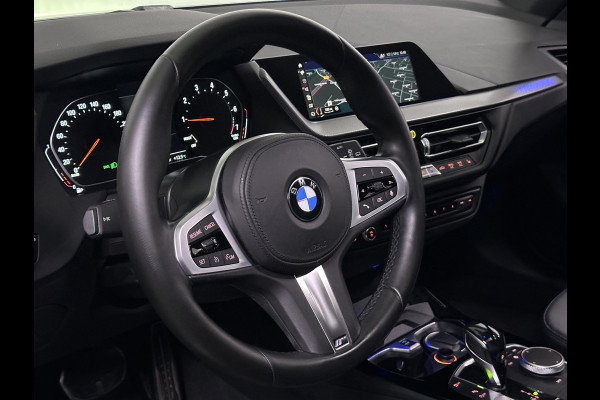 BMW 1-serie 118i M Sport Automaat | Panodak | Sportstoelen Verwarmd | Apple Carplay | 17"L.M | LED Koplampen | Navi Full Map |