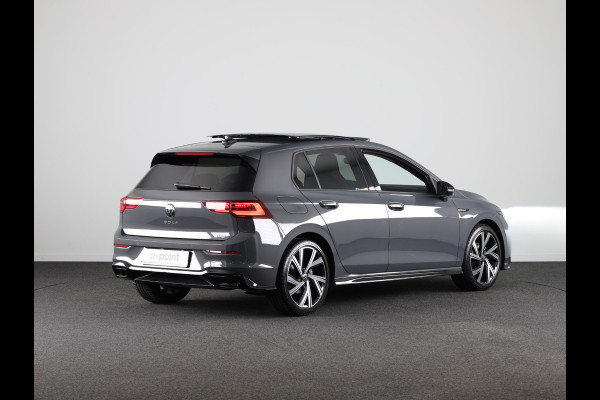 Volkswagen Golf 1.5 eTSI R-Line Edition 150 pk Automaat (DSG) | Navigatie | Panoramadak | Parkeersensoren | Achteruitrijcamera | Stoelverwarming | Matrix LED koplampen | Black Style pakket |