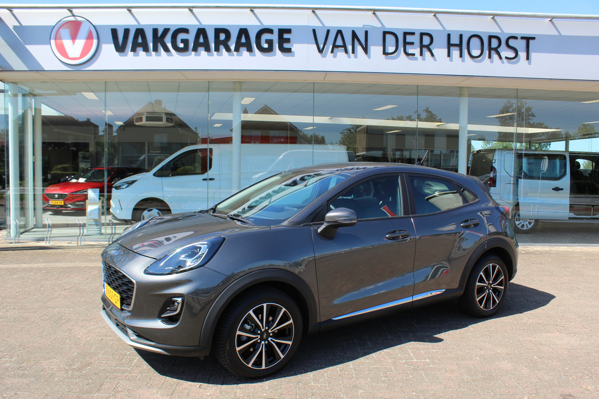 Ford Puma 1.0-125pk EcoBoost Hybrid Titanium. Garantie t/m 21-05-2027 ! Slechts 14.750km ! Volautm. airco, metallic lak, stoel-, stuur- en voorraamverwarming, navigatie, telefoonvoorbereiding, elektrische achterklep, cruise cntrl, keyless entry / keyless go etc.