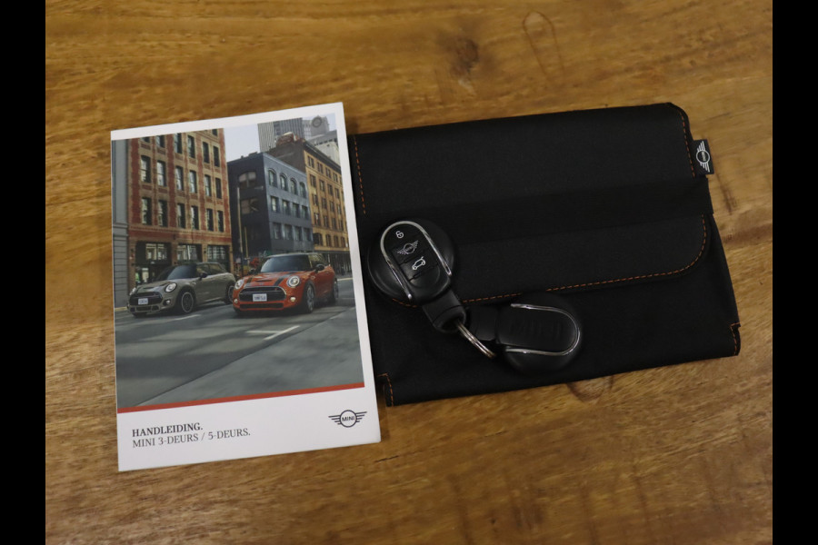 MINI Mini 1.5 Cooper 60 Years Edition *EINDEJAARSAANBIEDING* [SCHUIFKANTELDAK, CRUISE CONTROL, SENSOREN V+A, APPLE CARPLAY, KEYLESS, HARMAN KARDON AUDIO, STOELVERWARMING, VOL LEDER, CLIMATE, UNION JACK, CARPLAY NIEUWSTAAT]