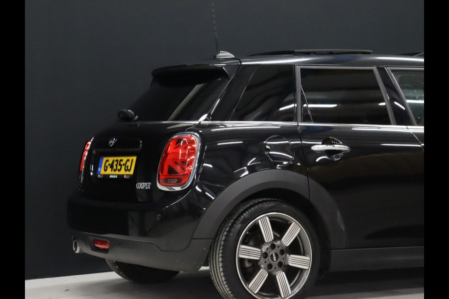 MINI Mini 1.5 Cooper 60 Years Edition *EINDEJAARSAANBIEDING* [SCHUIFKANTELDAK, CRUISE CONTROL, SENSOREN V+A, APPLE CARPLAY, KEYLESS, HARMAN KARDON AUDIO, STOELVERWARMING, VOL LEDER, CLIMATE, UNION JACK, CARPLAY NIEUWSTAAT]