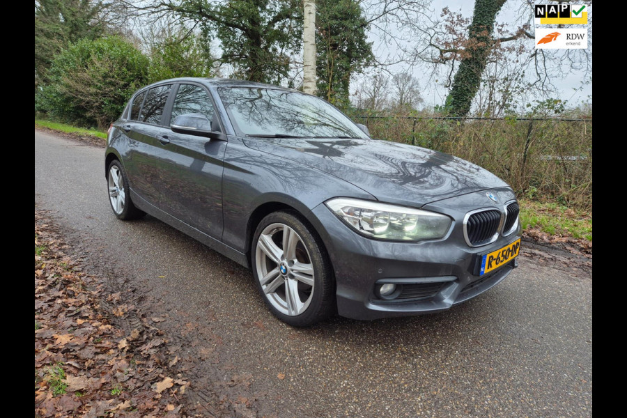 BMW 1-serie 116i Sport Shadow Edition navigatie sportstoelen