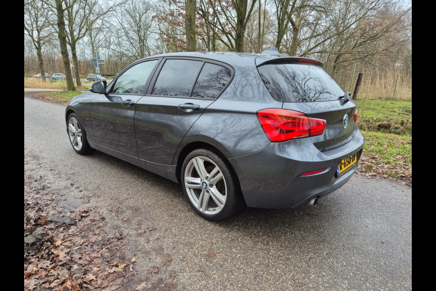 BMW 1-serie 116i Sport Shadow Edition navigatie sportstoelen