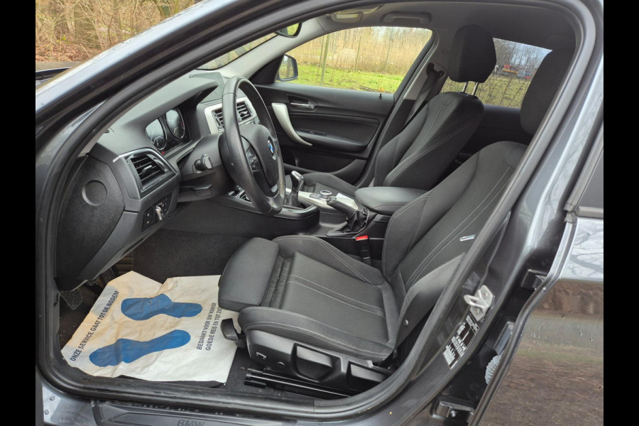 BMW 1-serie 116i Sport Shadow Edition navigatie sportstoelen