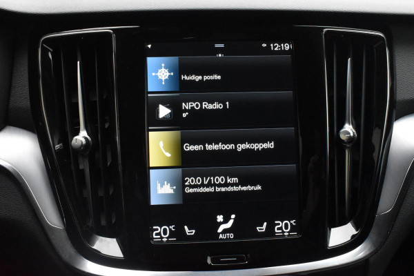 Volvo V60 B3 177PK Automaat Momentum Advantage Navigatie / Mortiz Leder / Parkeersensoren V & A/ Parkeercamera Achter / Stoelverwarming en Stuurwielverwarming / Voorruitverwarming /Adaptive Cruise Controle /Semi Elek. wegklapbare trekhaak