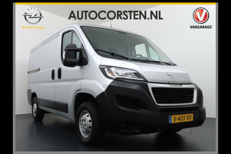 Peugeot Boxer 333 2.0 BlueHDI 111pk L1H1 3Persoons Airco Camera Trekhaak Schuifdeur-R. Betonplex Lat-Om-Lat Premium CruiseControl ESP Elektr.S Stuurbediening-Audio 2.000 kg trekvermogen 300Nm/1750rpm EURO 6