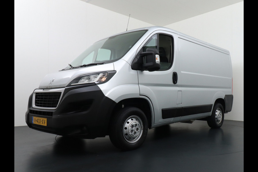 Peugeot Boxer 333 2.0 BlueHDI 111pk L1H1 3Persoons Airco Camera Trekhaak Schuifdeur-R. Betonplex Lat-Om-Lat Premium CruiseControl ESP Elektr.S Stuurbediening-Audio 2.000 kg trekvermogen 300Nm/1750rpm EURO 6