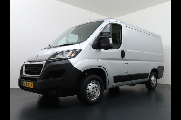 Peugeot Boxer 333 2.0 BlueHDI 111pk L1H1 3Persoons Airco Camera Trekhaak Schuifdeur-R. Betonplex Lat-Om-Lat Premium CruiseControl ESP Elektr.S Stuurbediening-Audio 2.000 kg trekvermogen 300Nm/1750rpm EURO 6