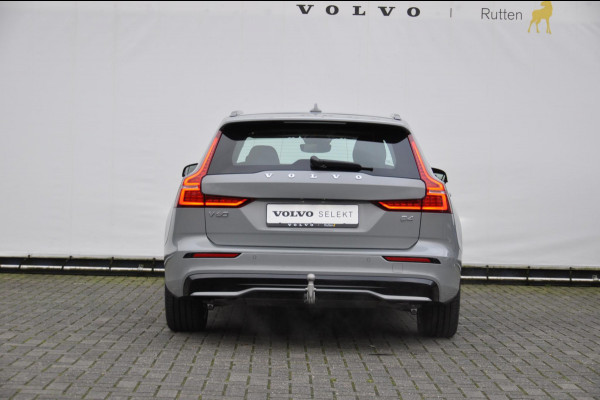 Volvo V60 B4 211PK Automaat Plus Dark Semi-elektrisch inklapbare trekhaak / Adaptive cruise control / Pilot assist / BLIS / Stoelverwarming voor en achter / Elektrische bedienbare stoelen voor met geheugen / Stuurverwarming / Parkeersensoren met camera / Elektrische achterklep / Keyless entry /