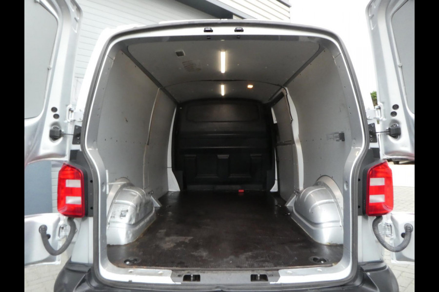 Volkswagen Transporter 2.0tdi 150pk, L2, Euro 6, Airco, Camera, trekhaak, Navigatie, Cruisecontrol.