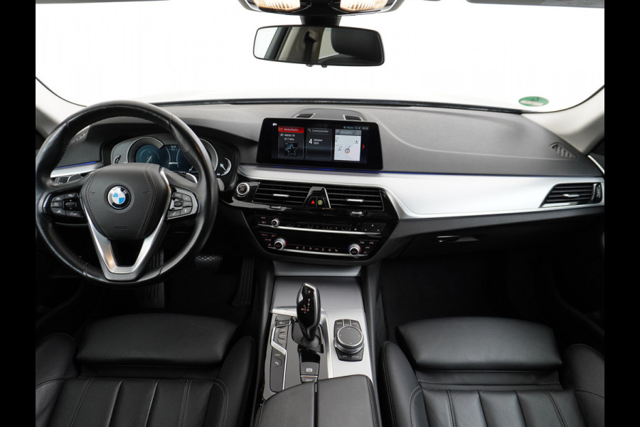 BMW 5 Serie 530e AUT-8 252PK M-Sport Leer-Stoelen+Elektr.+Verwarmd(+achter) Adapt.Cruise Navi-Pro Ecc PDC-A+V Lane Assist Camera Keyless Led A-klep Aut. WiFi Intel.Noodoproep Teleservice ParkAssist Ambience-verlichting Connected drive I-Performance High Executive 420NM 71.000 nieuw