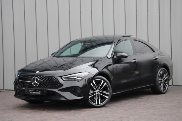 Mercedes-Benz CLA-Klasse 180 Luxury Line | Aut7 | Panoramadak | Distronic | Sfeerverlichting | Leder | Stuurwielverw. | Stoelverw. | Facelift | 2023.